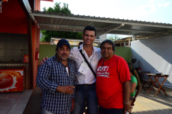 Valdinir Lopes de Oliveira ao Centro de camiseta branca.