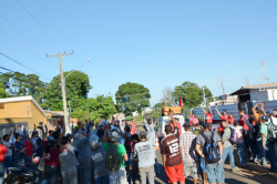Trabalhadores apoiando o protesto das bananas.