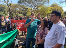 Profissionais da educação realizaram protesto hoje (11) em frente a Governadoria